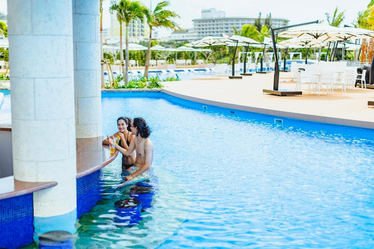 Oriental Hotel Okinawa Resort & Spa Nago Dış mekan fotoğraf The swimming pool at the hotel