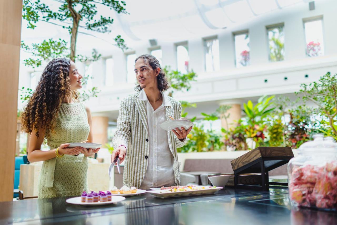 Oriental Hotel Okinawa Resort & Spa Nago Dış mekan fotoğraf The Atrium