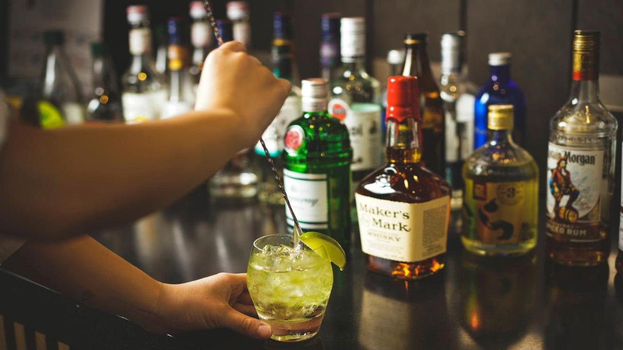 Oriental Hotel Okinawa Resort & Spa Nago Dış mekan fotoğraf A bartender preparing a cocktail