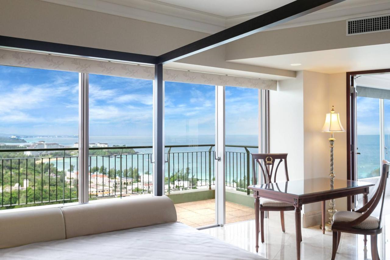 Oriental Hotel Okinawa Resort & Spa Nago Dış mekan fotoğraf A view of the ocean from a suite at the Hilton