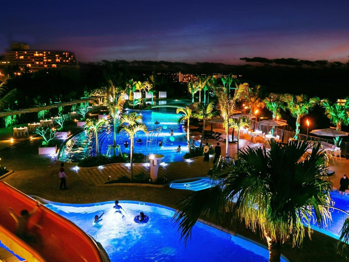 Oriental Hotel Okinawa Resort & Spa Nago Dış mekan fotoğraf The resort at night