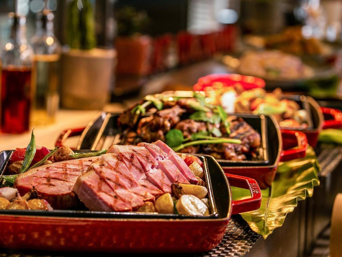 Oriental Hotel Okinawa Resort & Spa Nago Dış mekan fotoğraf A buffet at a hotel
