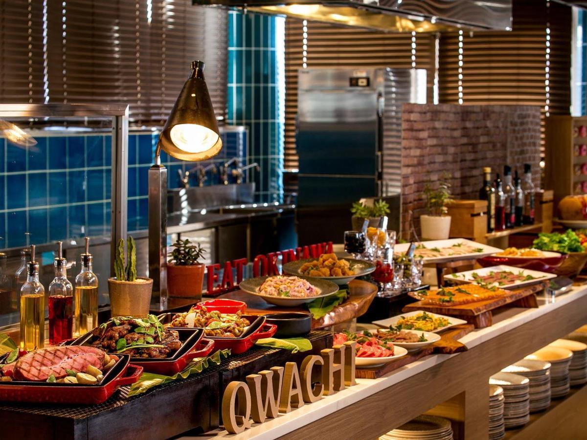 Oriental Hotel Okinawa Resort & Spa Nago Dış mekan fotoğraf A buffet at a restaurant