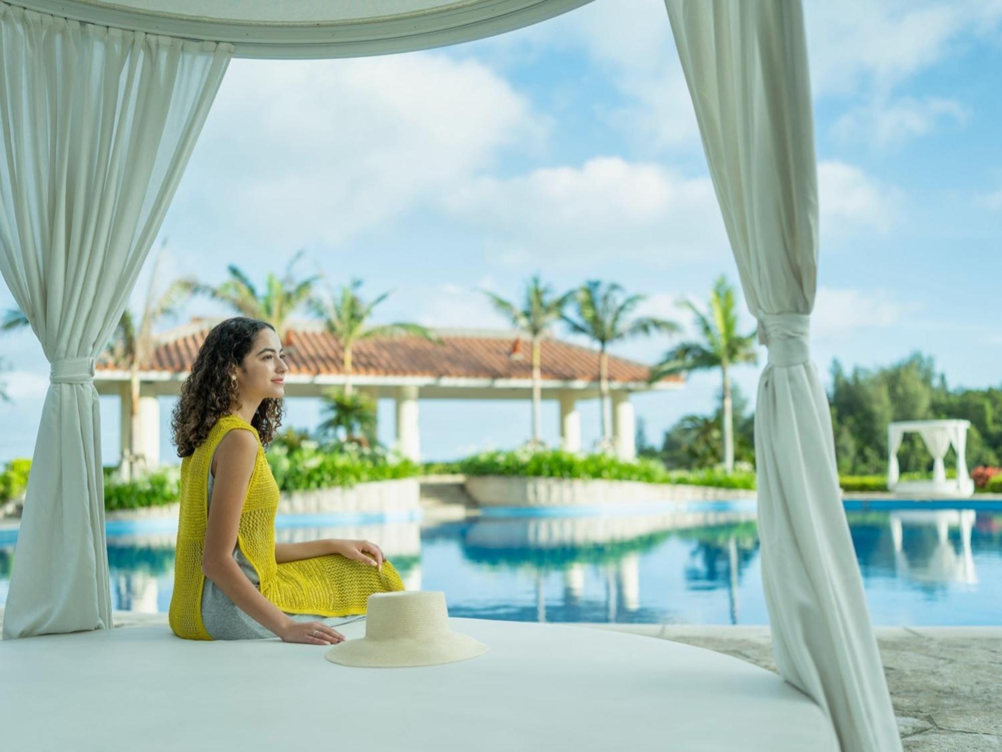 Oriental Hotel Okinawa Resort & Spa Nago Dış mekan fotoğraf A woman relaxing at a resort
