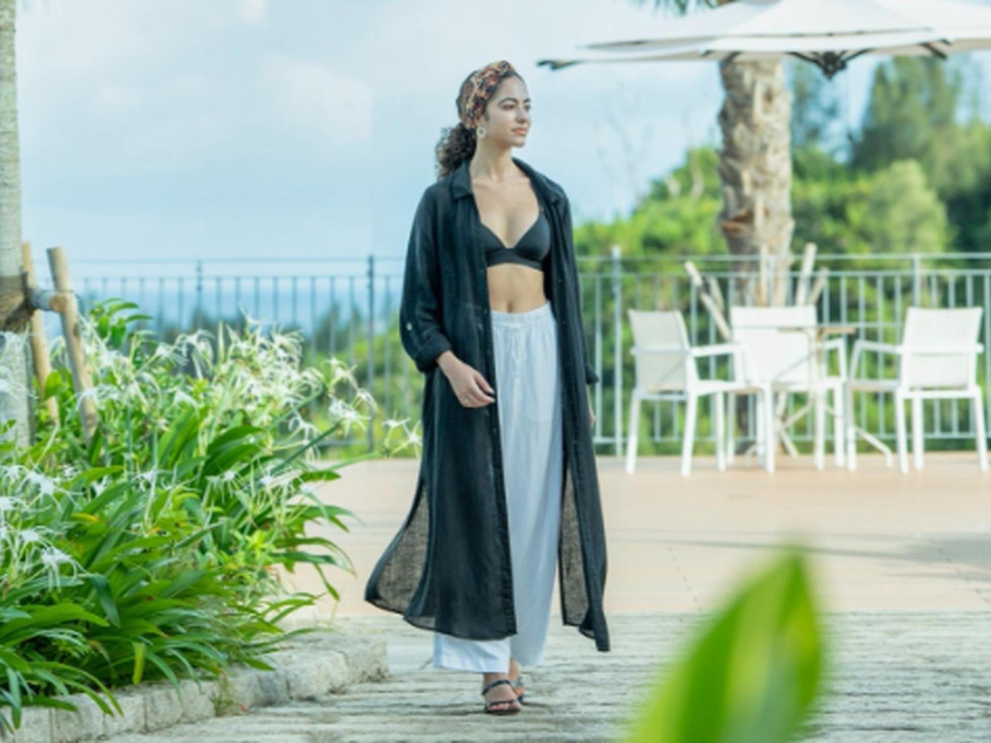 Oriental Hotel Okinawa Resort & Spa Nago Dış mekan fotoğraf A woman wearing a kaftan