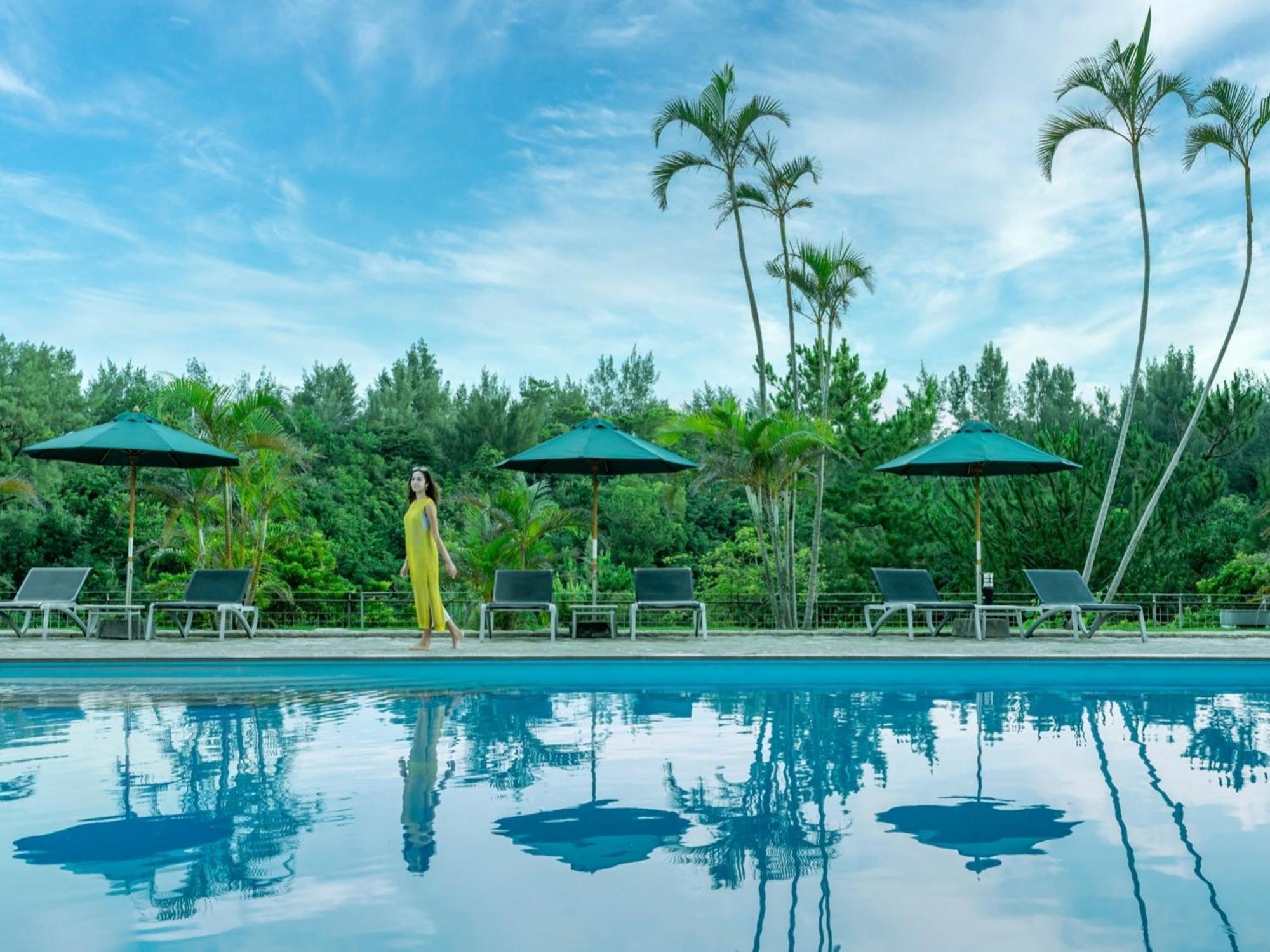 Oriental Hotel Okinawa Resort & Spa Nago Dış mekan fotoğraf The swimming pool at the resort